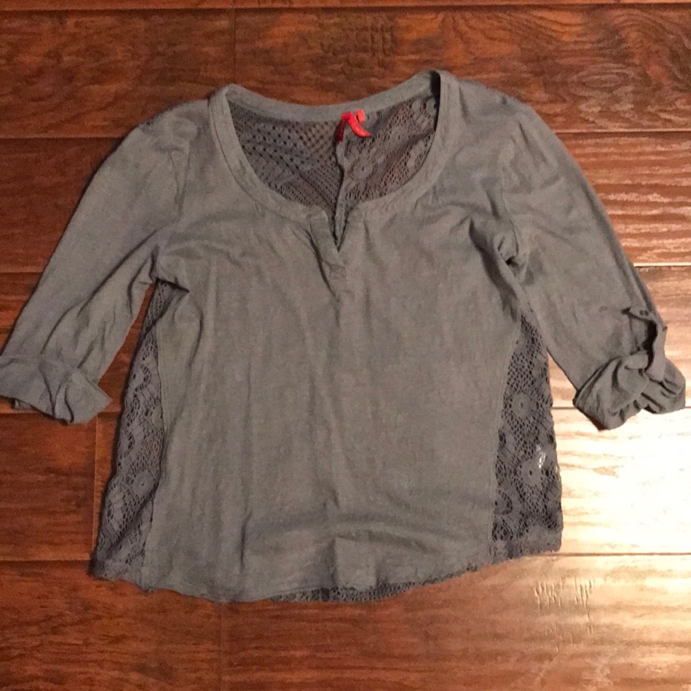 Grey quarter length sleeve shirt